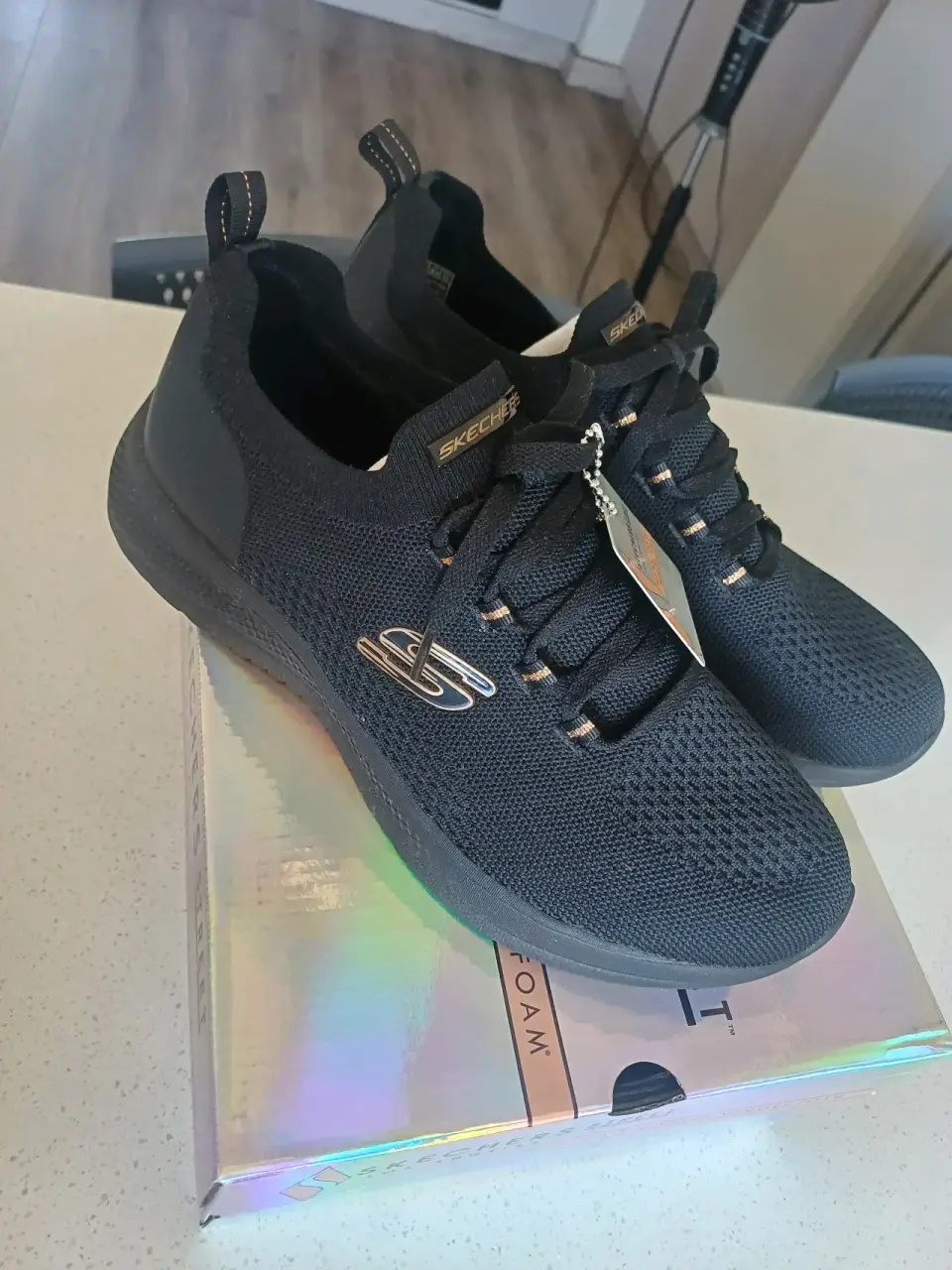 Zapatillas negras modernas - miniatura 2