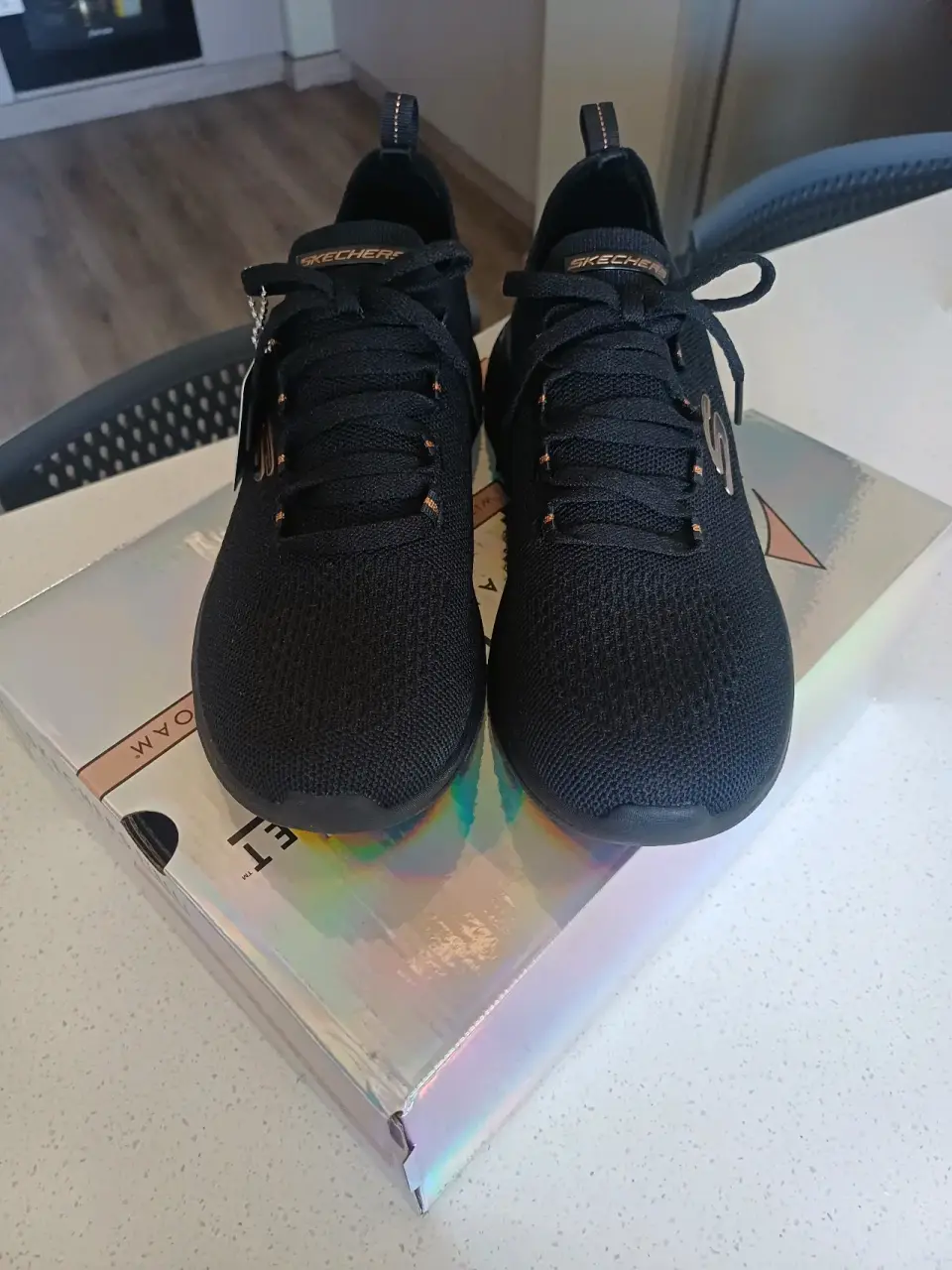 Zapatillas negras modernas - miniatura 3