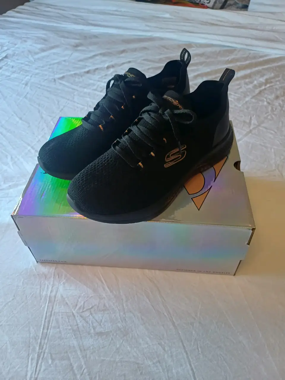 Zapatillas negras modernas - miniatura 4