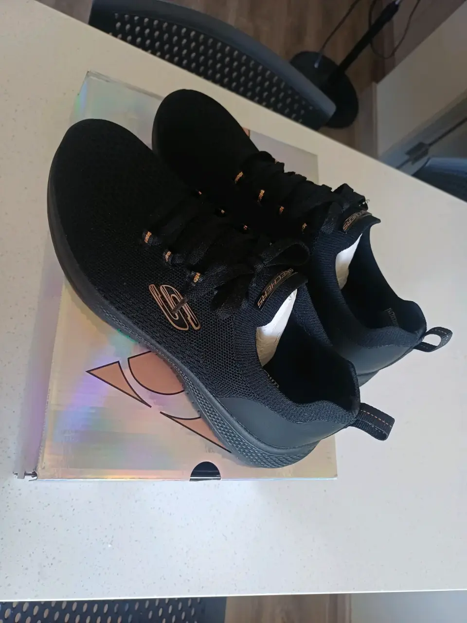 Zapatillas negras modernas - miniatura 5