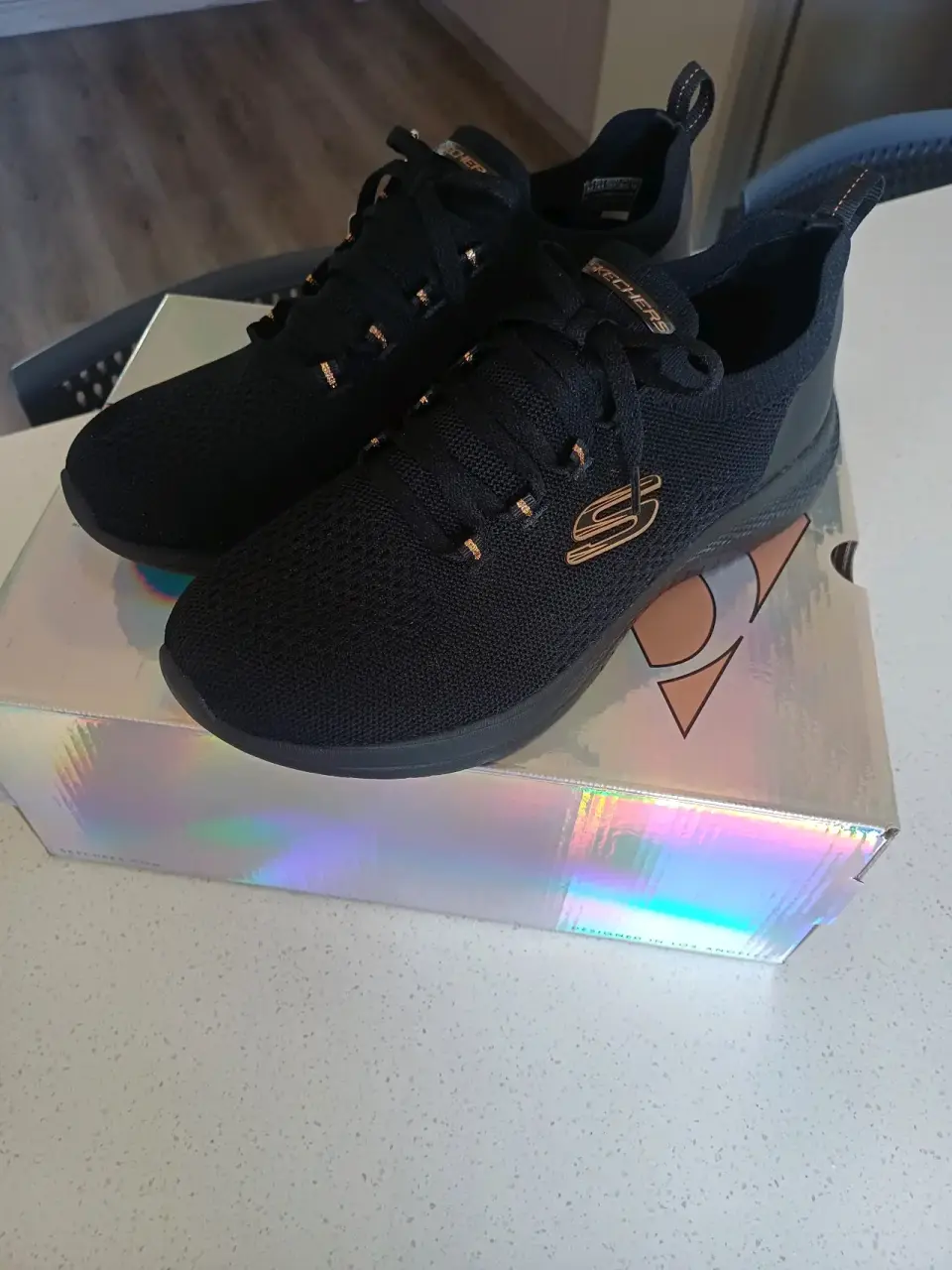 Zapatillas negras modernas - miniatura 6