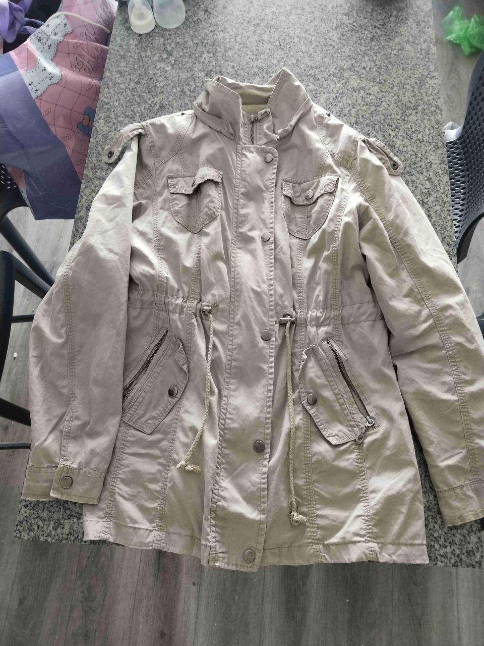 Chaqueta beige con bolsillos - miniatura 1