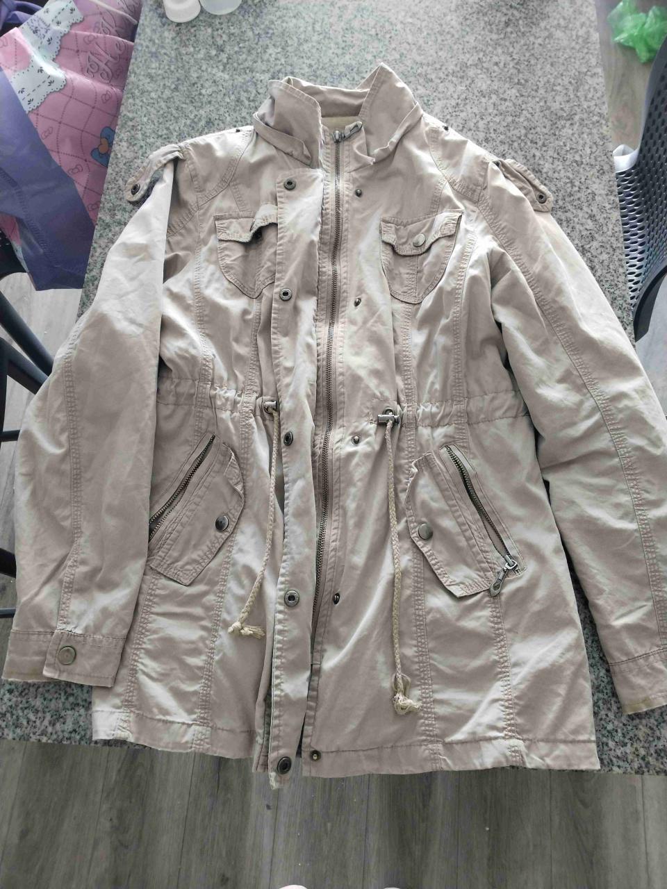 Chaqueta beige con bolsillos - miniatura 2