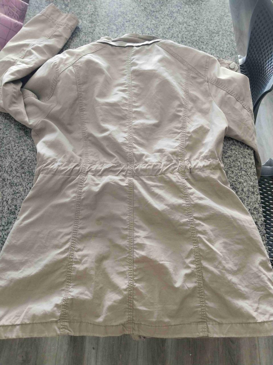 Chaqueta beige con bolsillos - miniatura 3
