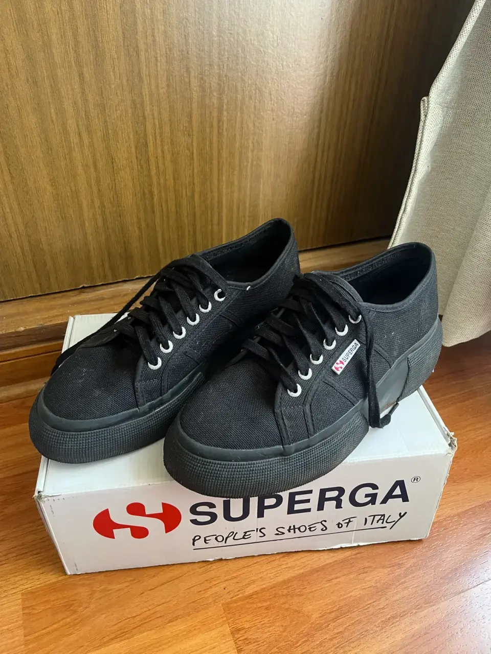 Zapatillas negras Superga
