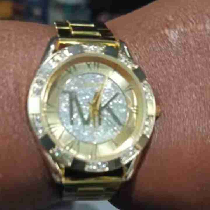 Reloj dorado con diseño brillante - miniatura 4