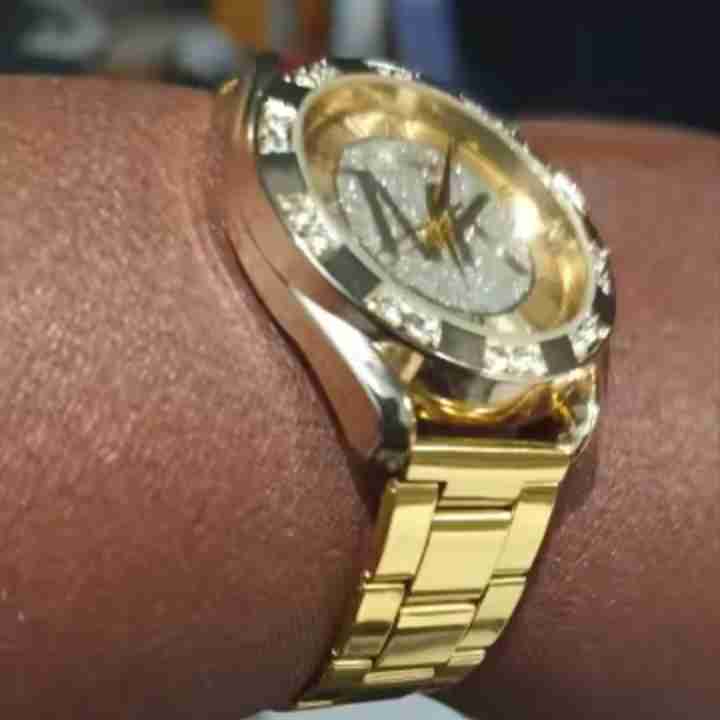Reloj dorado con diseño brillante - miniatura 5