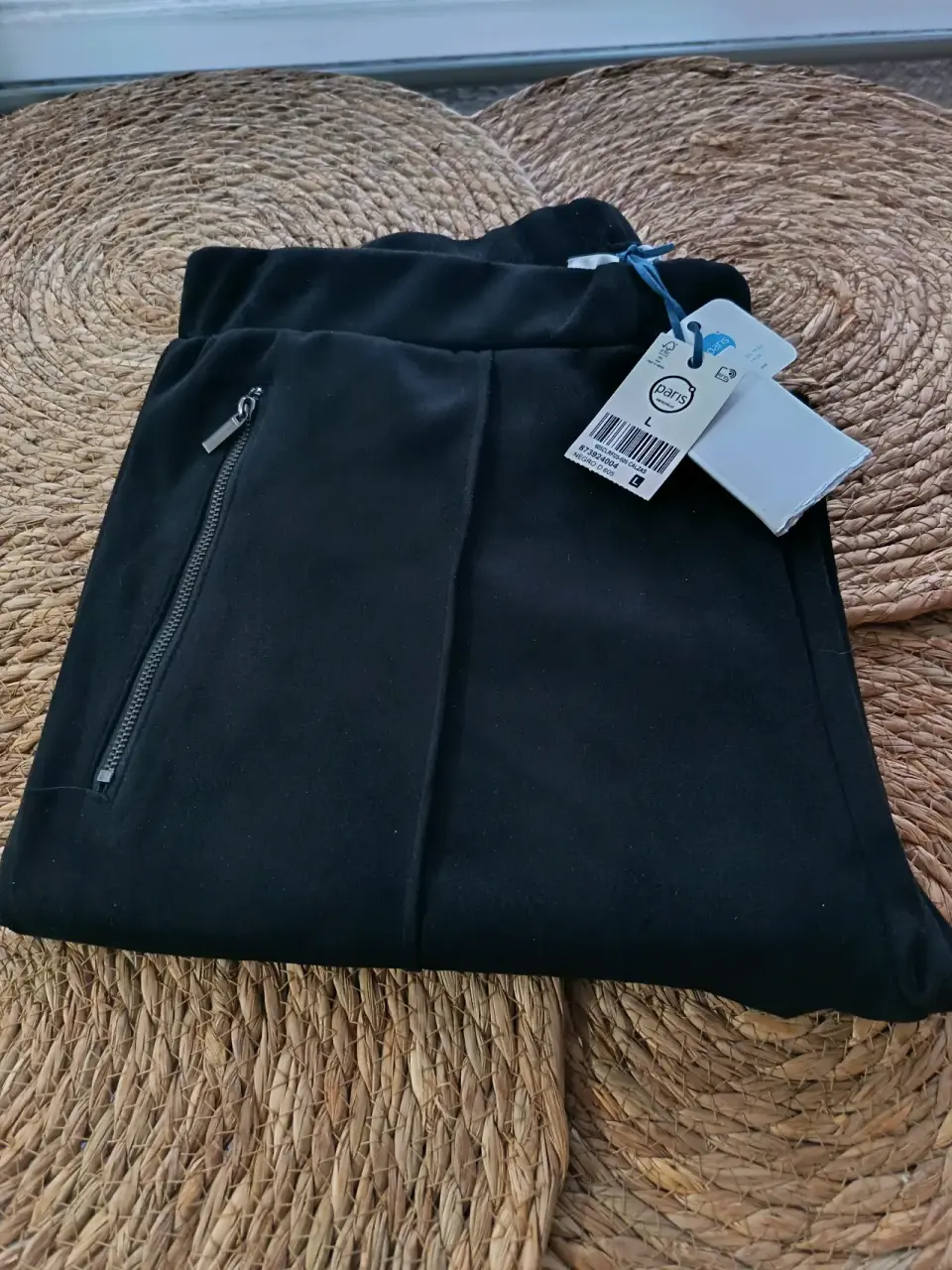 Pantalón jogger negro con etiqueta - miniatura 1