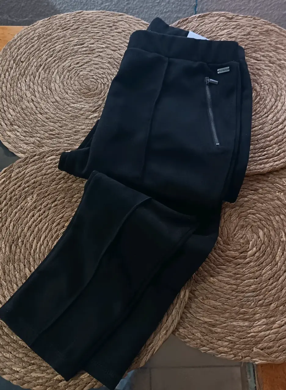 Pantalón jogger negro con etiqueta - miniatura 2
