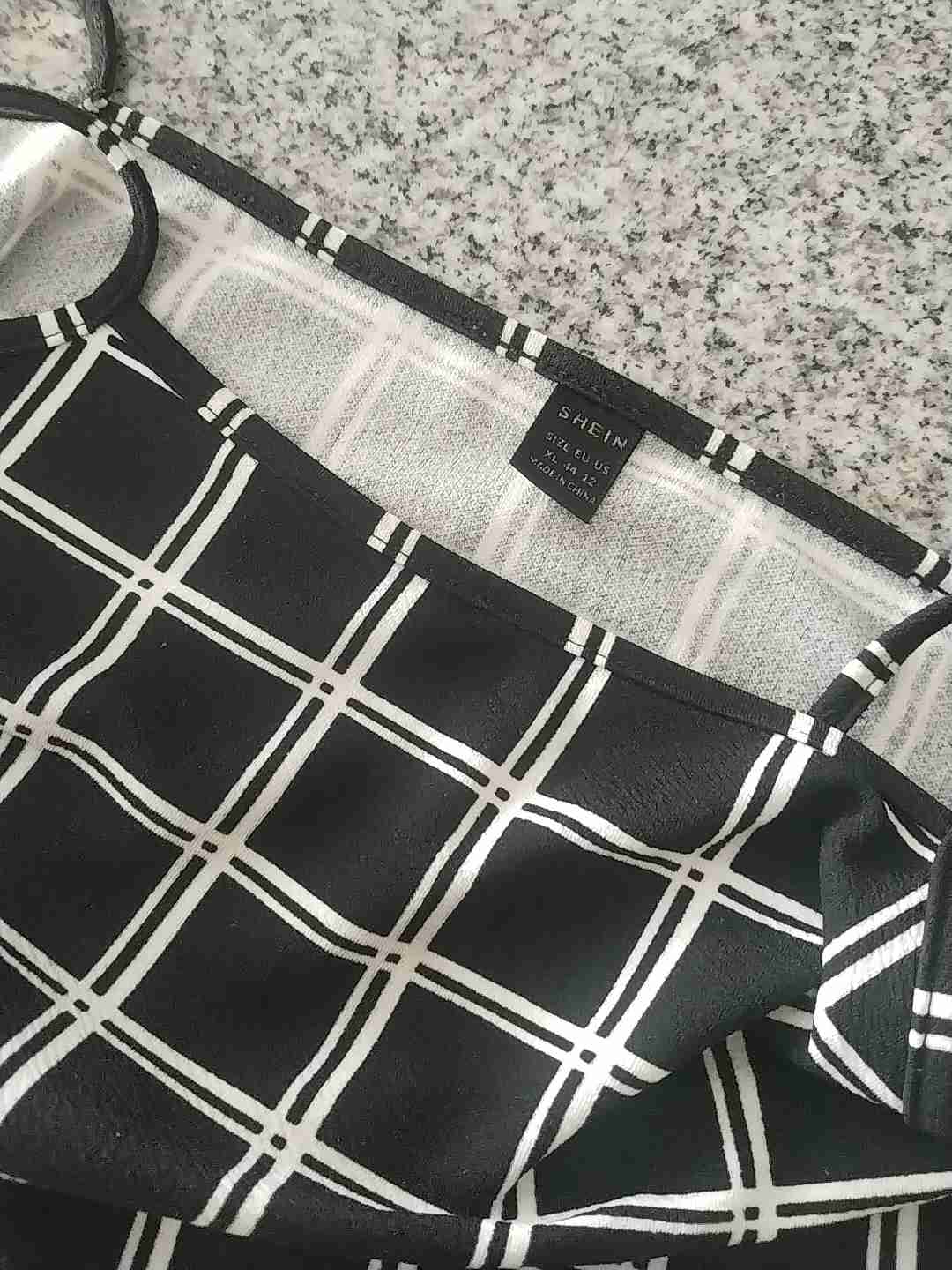 Vestido negro de cuadros - miniatura 3