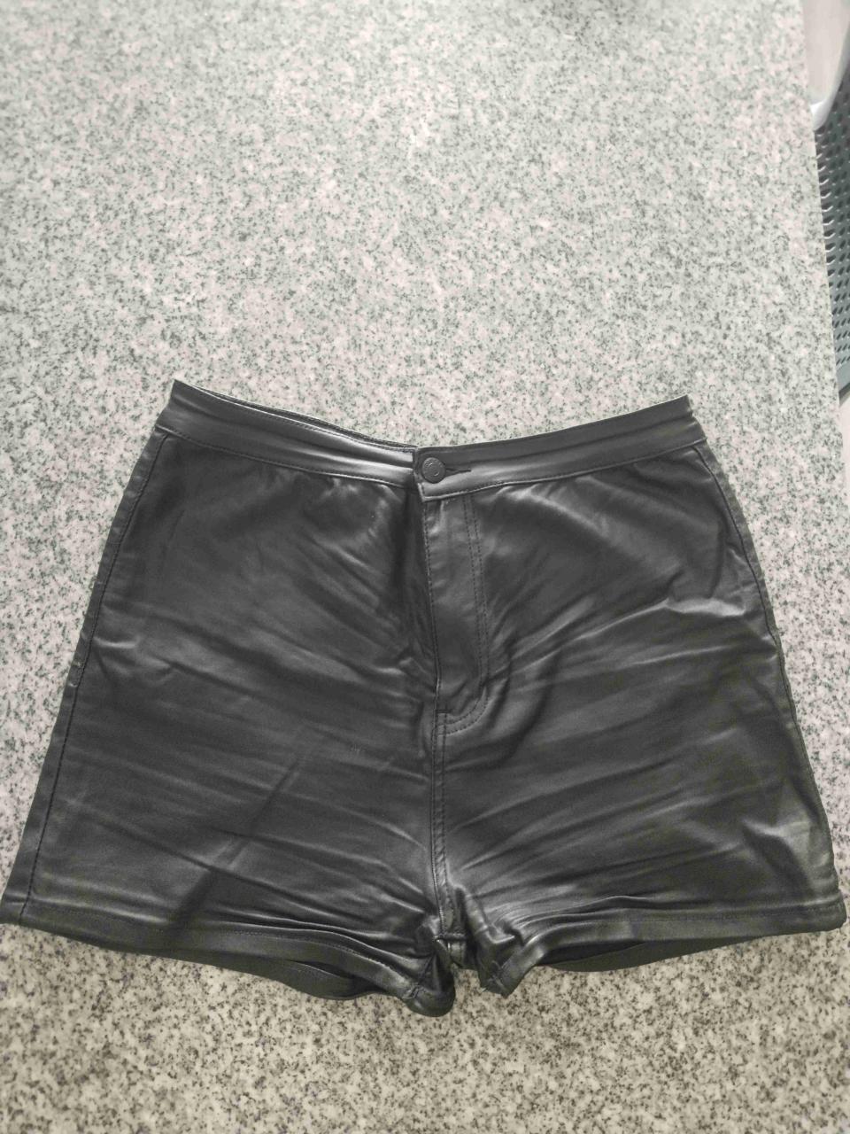 Short negro de cuero sintético - miniatura 1
