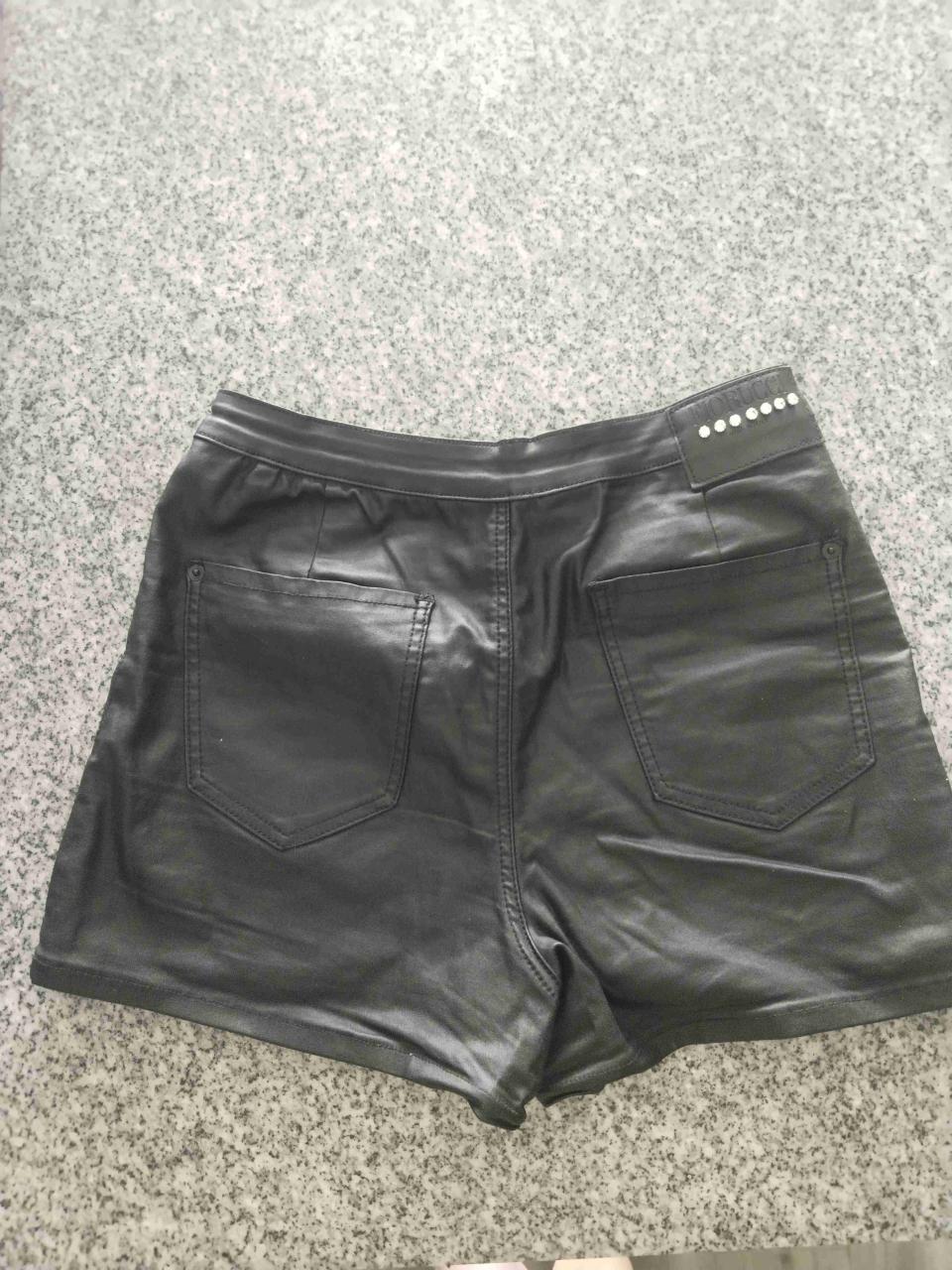 Short negro de cuero sintético - miniatura 2