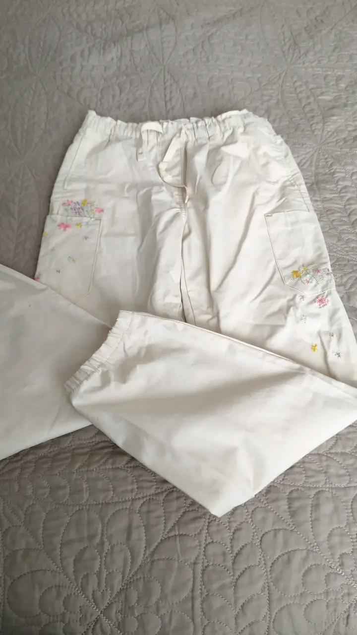 Pantalones blancos bordados