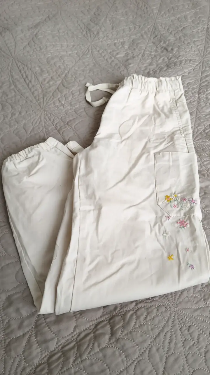 Pantalones blancos bordados - miniatura 2