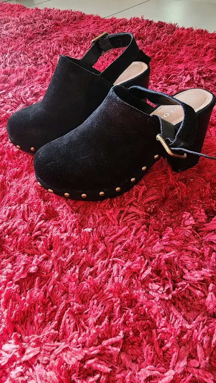 Zuecos negros con tachas