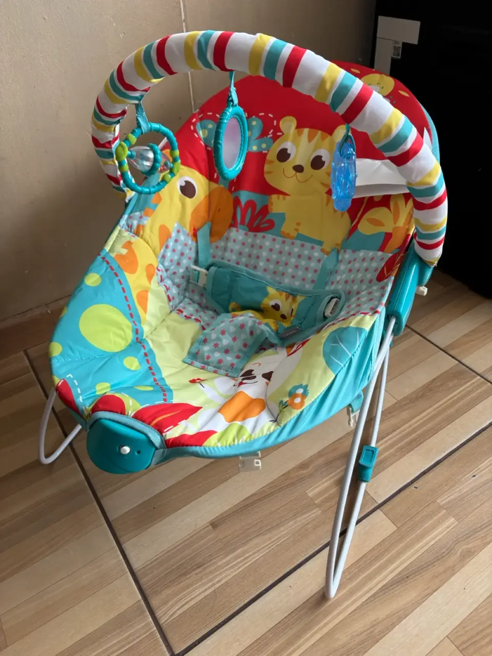 Silla mecedora para bebé colorida - miniatura 1