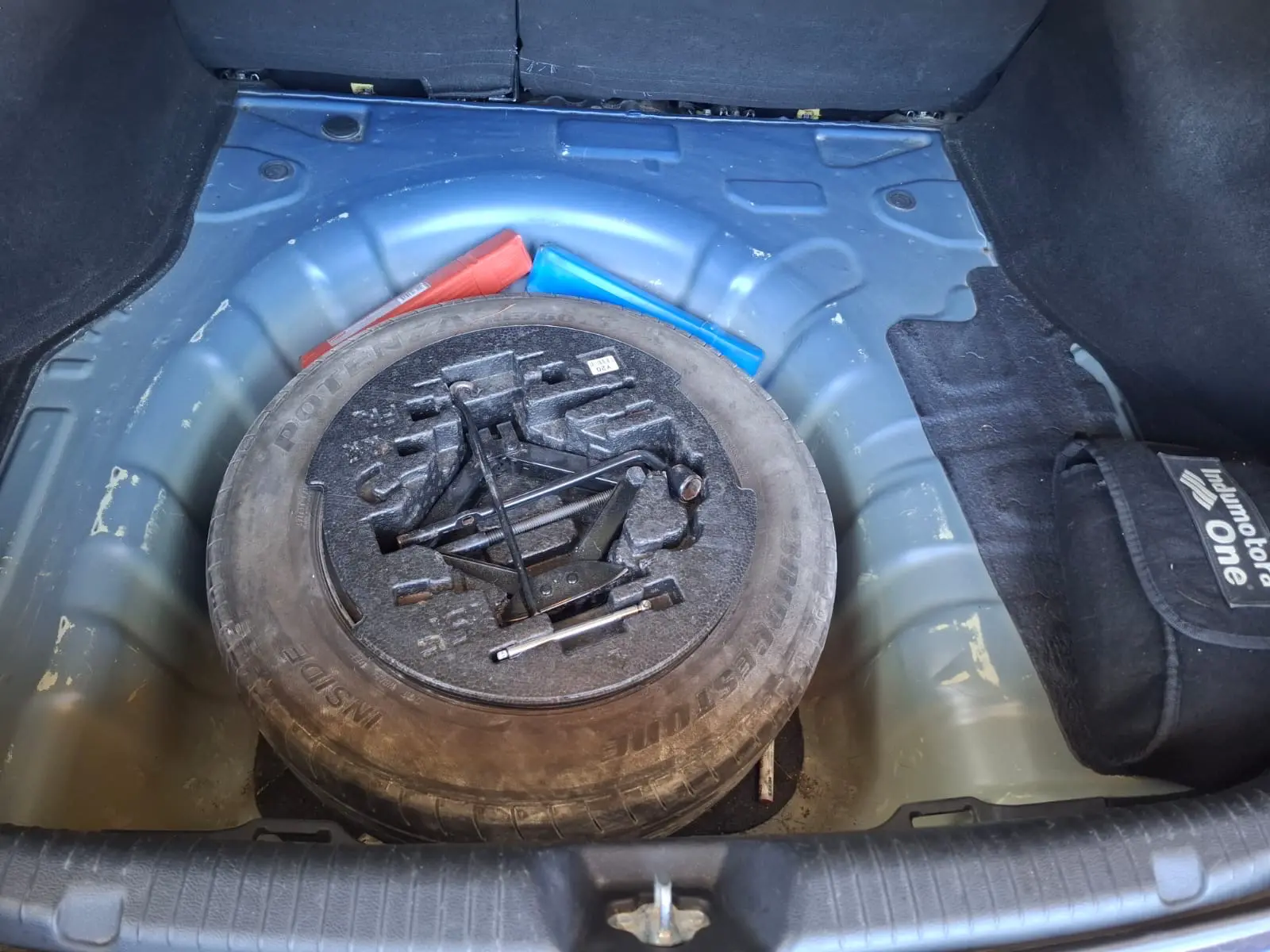 Auto sedán azul en venta - miniatura 6