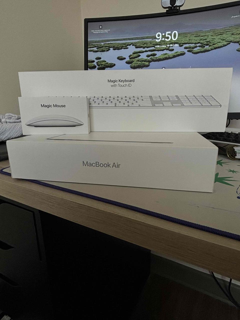 MacBook Air con teclado y ratón