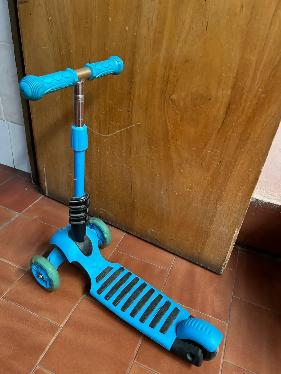 Scooter infantil azul tres ruedas - miniatura 1