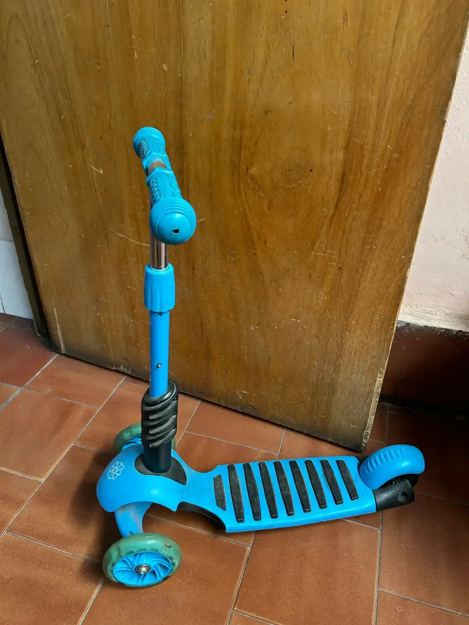 Scooter infantil azul tres ruedas - miniatura 2