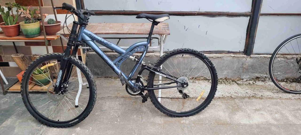 Bicicleta montaña azul - miniatura 1