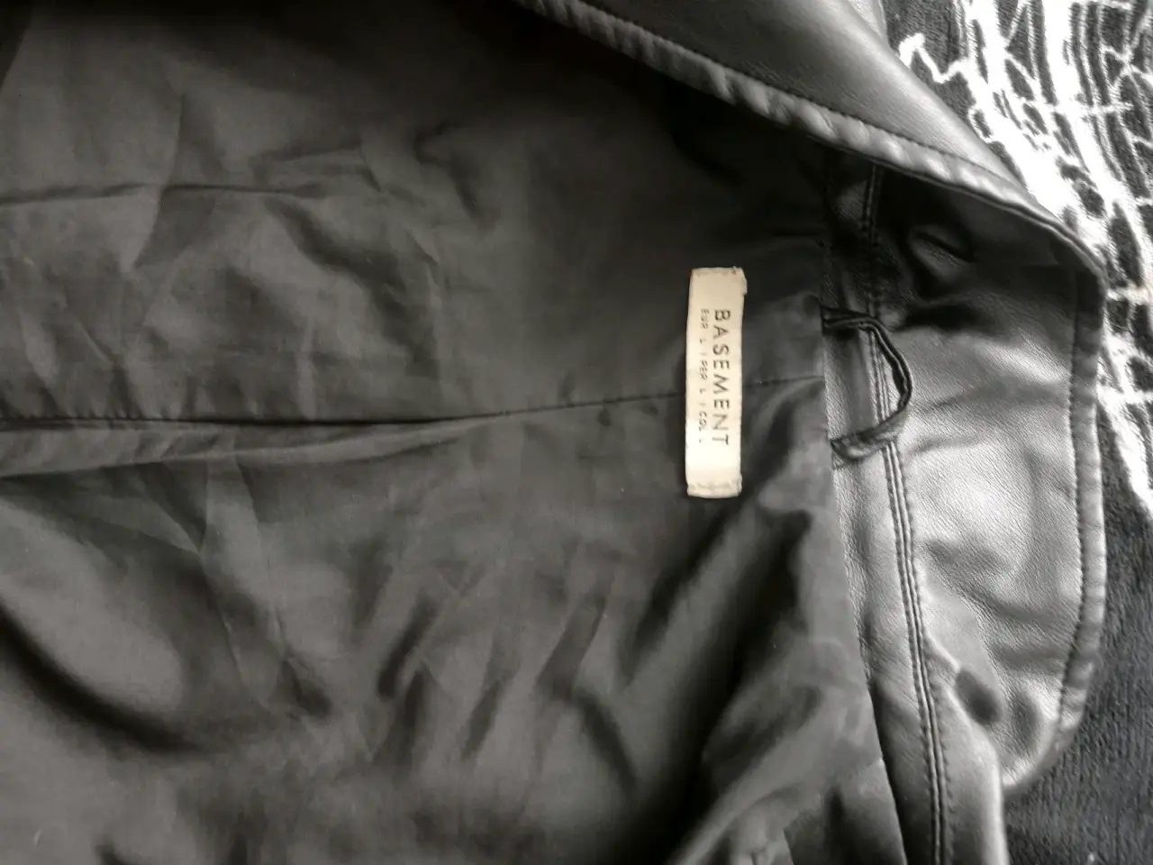 Chaqueta de cuero negra - miniatura 2