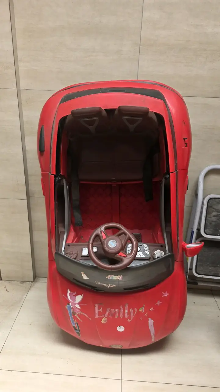Auto bateria infantil rojo - miniatura 2
