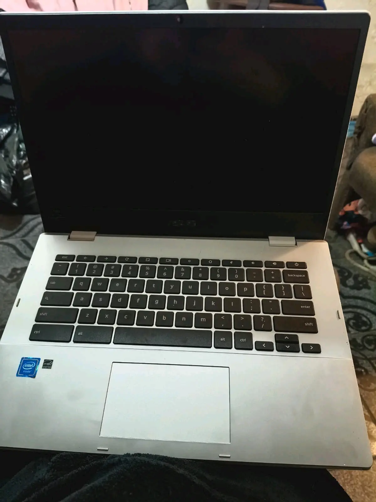 Laptop ASUS con ChromeOS - miniatura 2