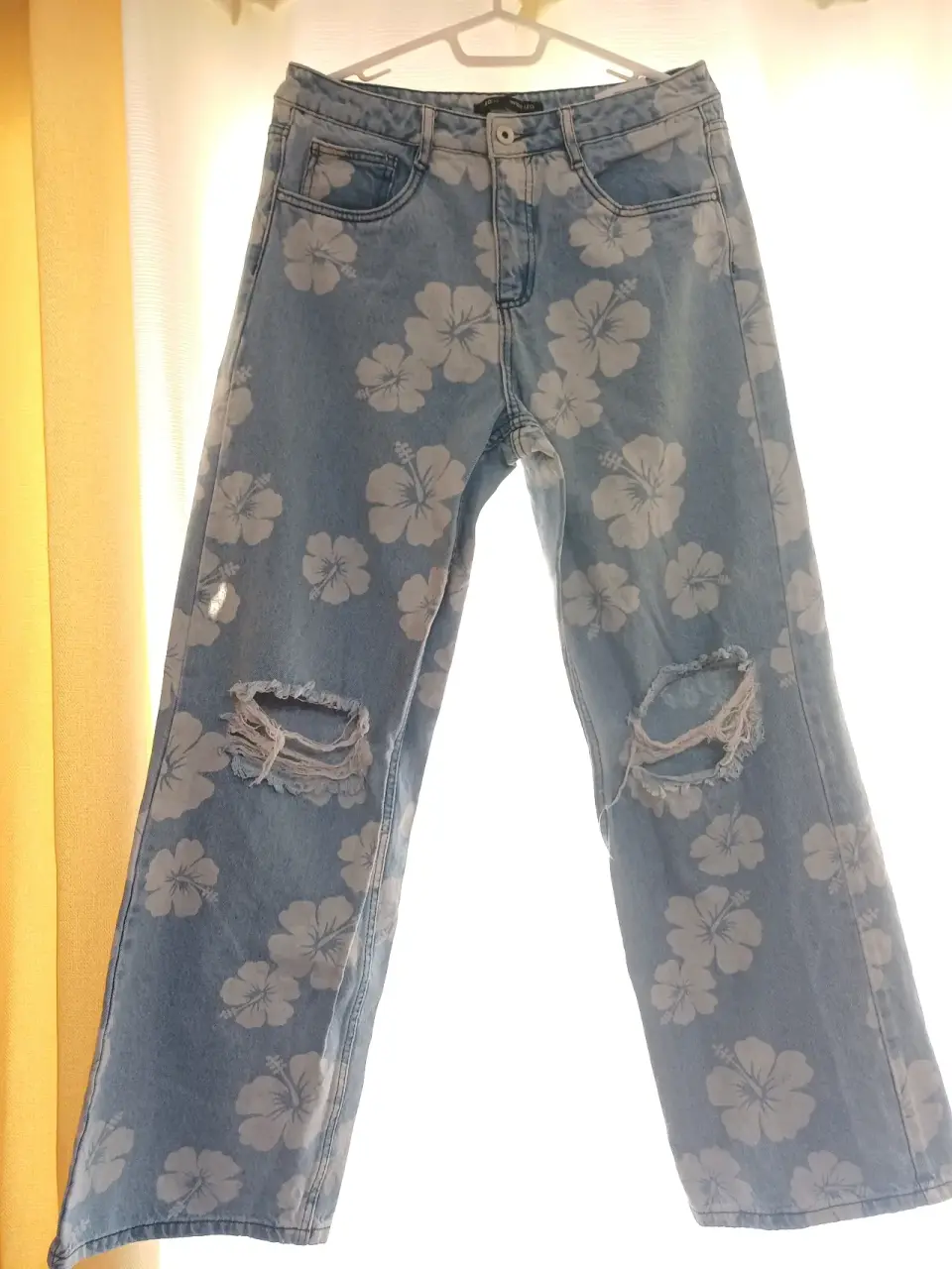 Jeans con flores desgastados - miniatura 2