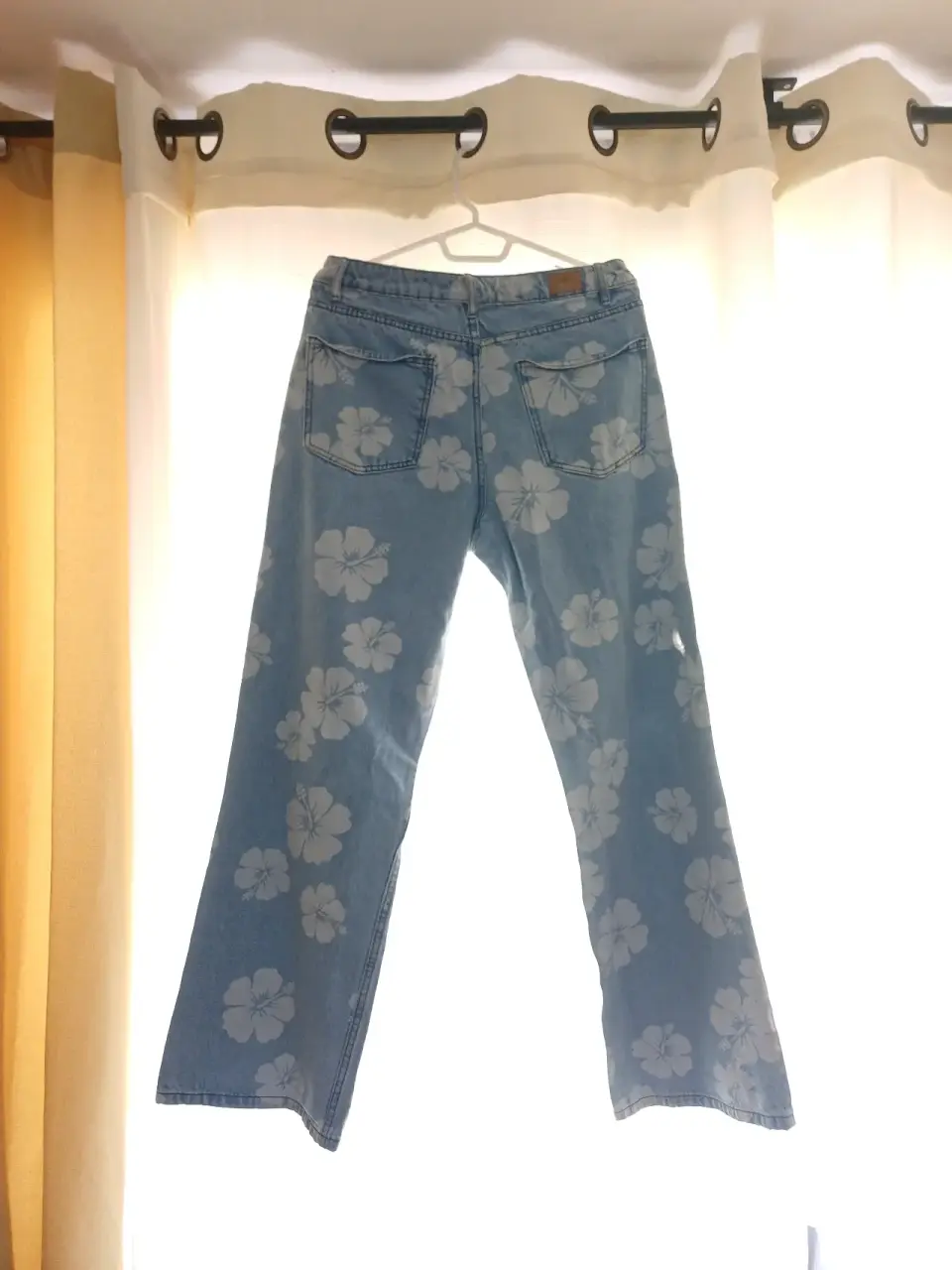 Jeans con flores desgastados - miniatura 3