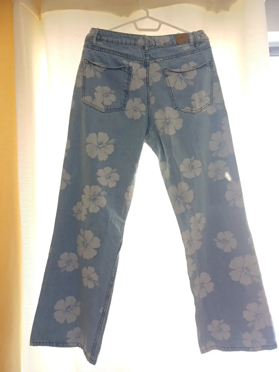 Jeans con flores desgastados - miniatura 4