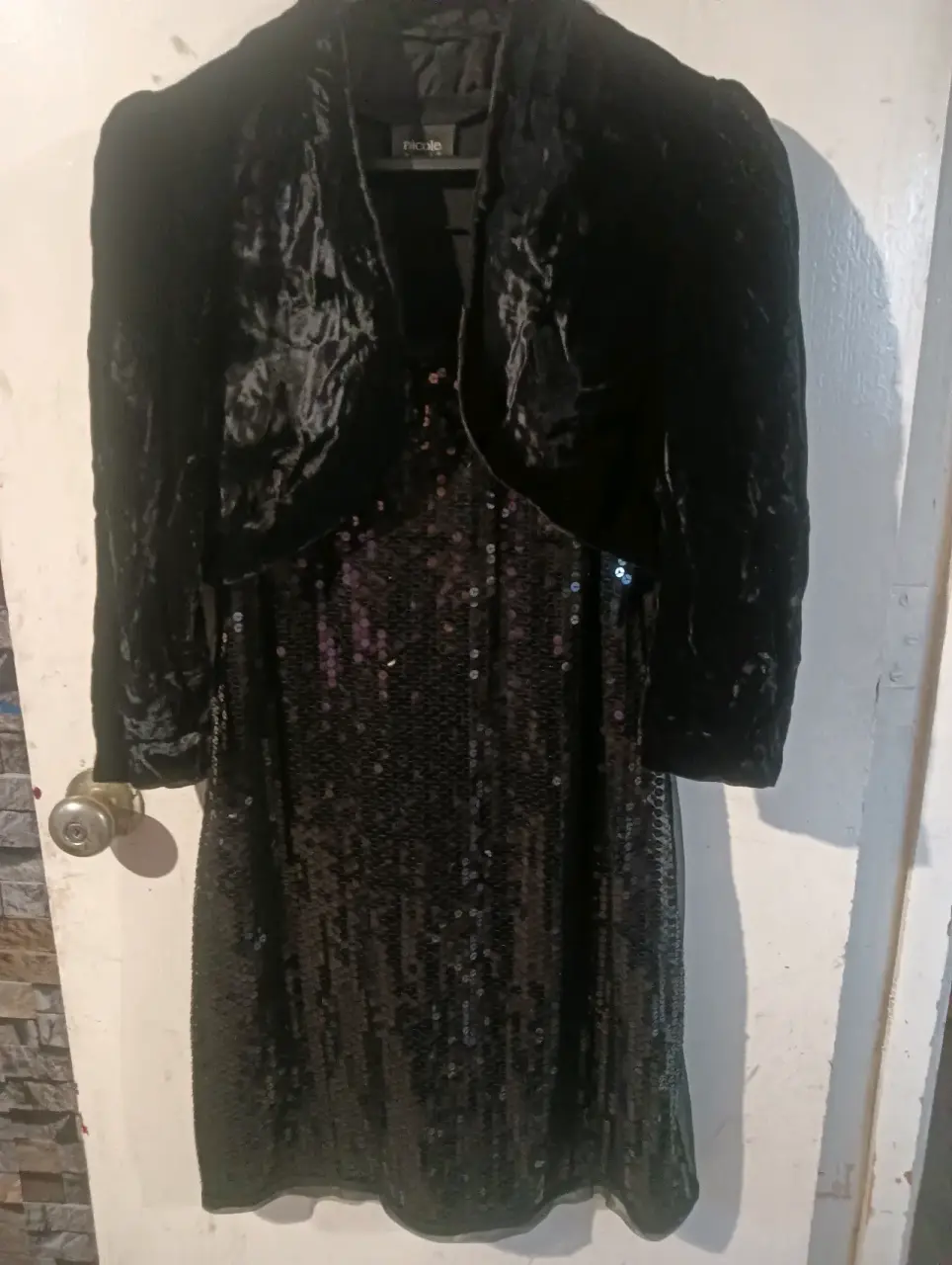 Vestido negro con lentejuelas - miniatura 3