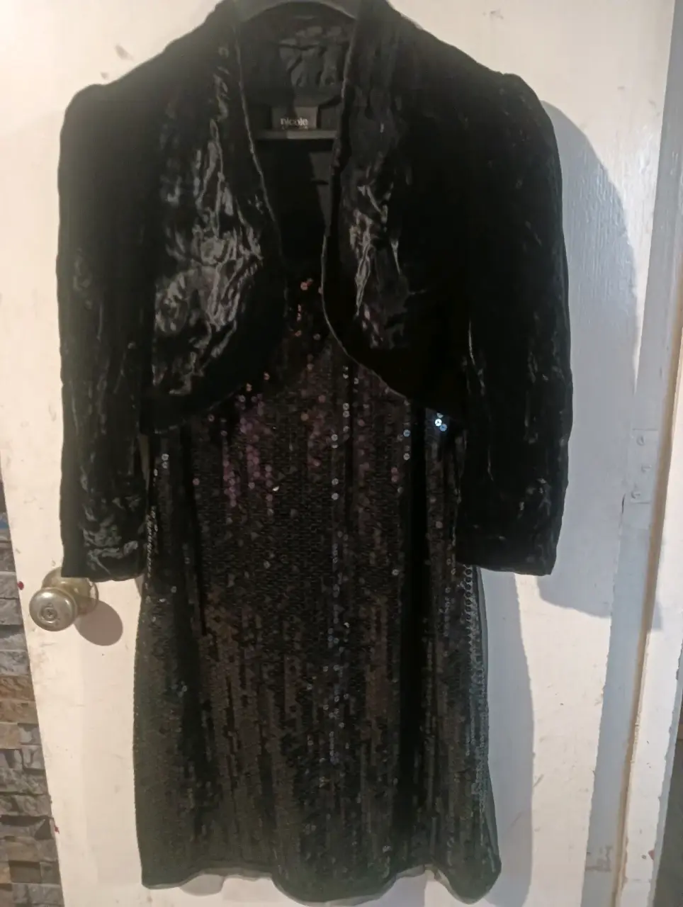Vestido negro con lentejuelas - miniatura 6