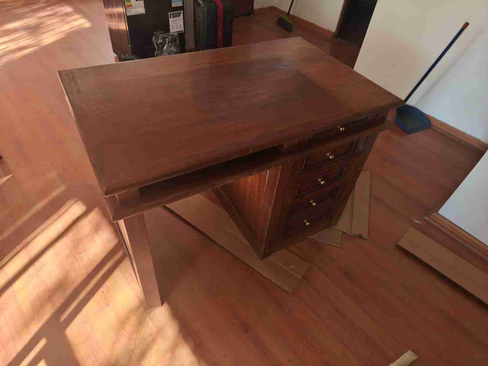 Escritorio de madera con cajones - miniatura 1