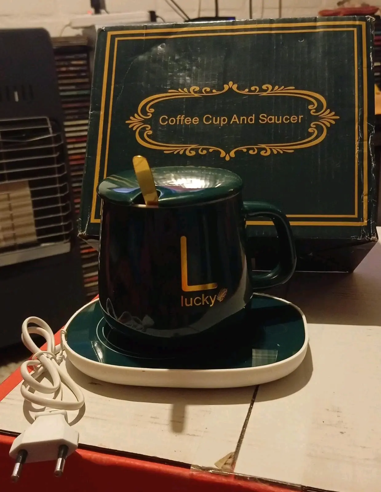 Taza de café con base y enchufe