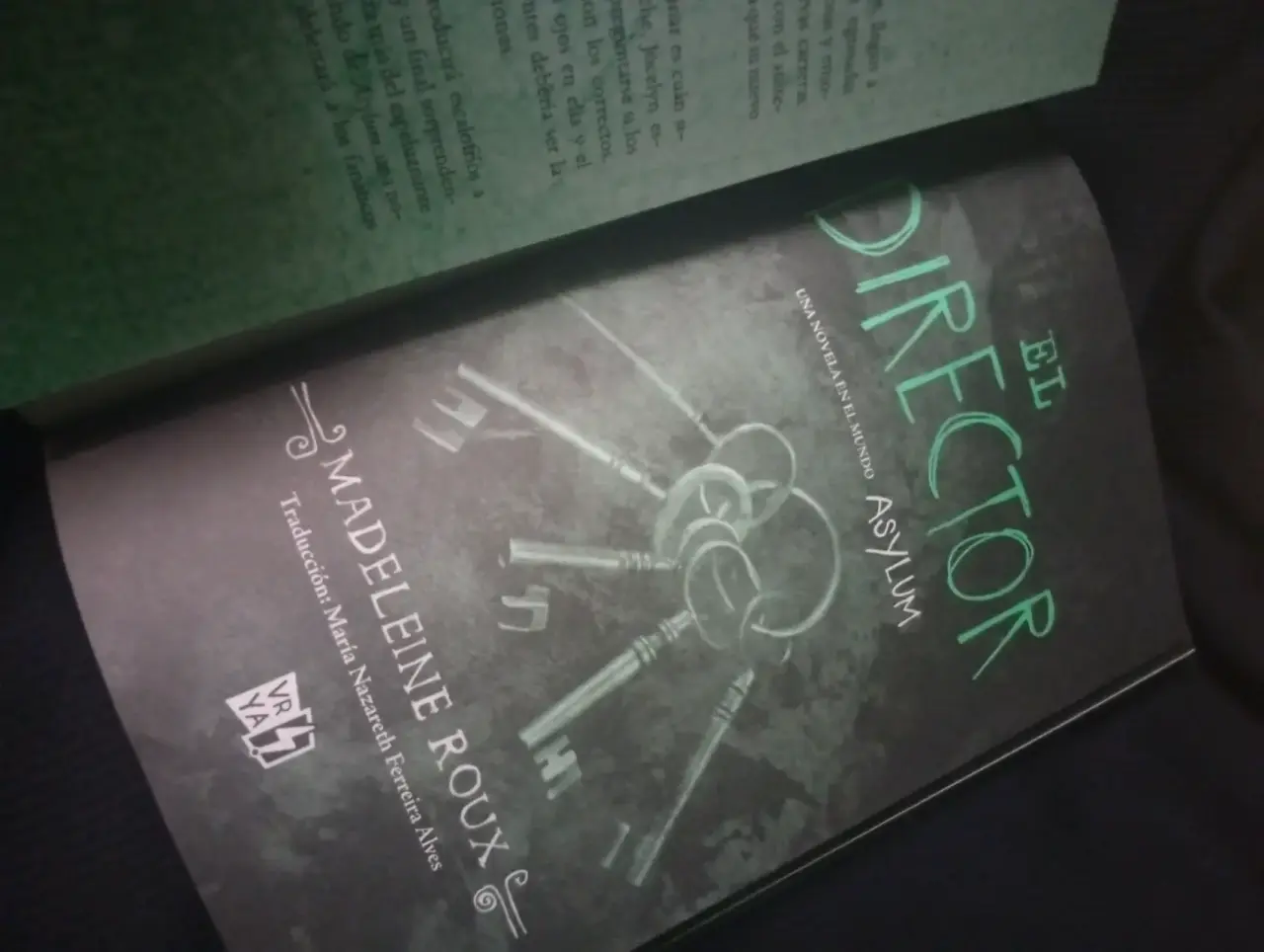 Libro 'El Director' de Madeleine Roux - miniatura 3