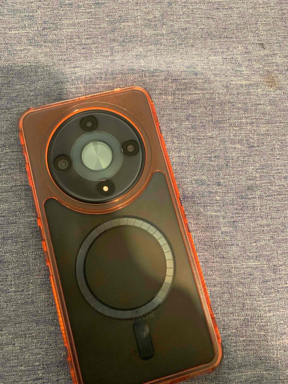 Smartphone con carcasa protectora - miniatura 2