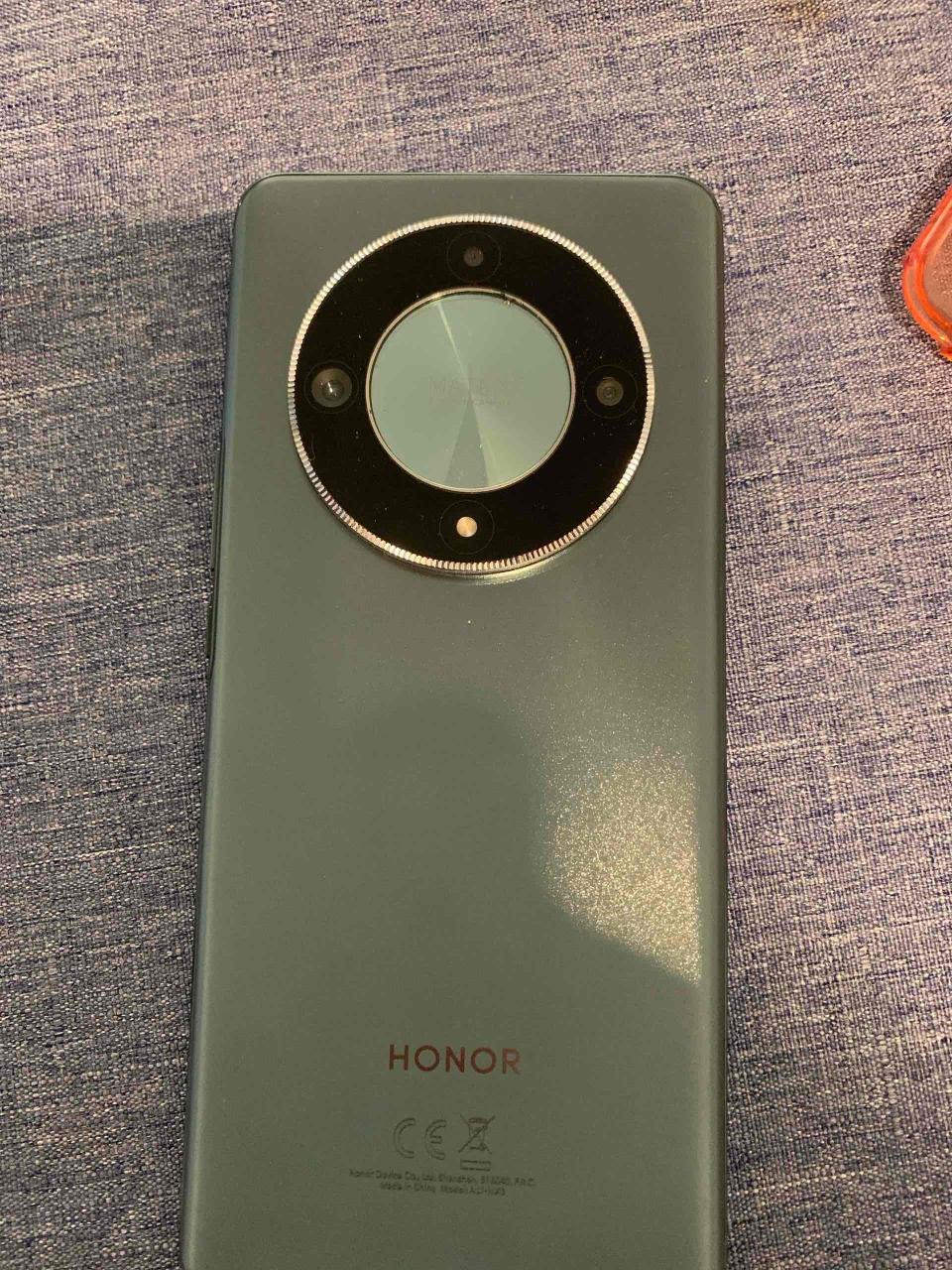 Smartphone con carcasa protectora - miniatura 3