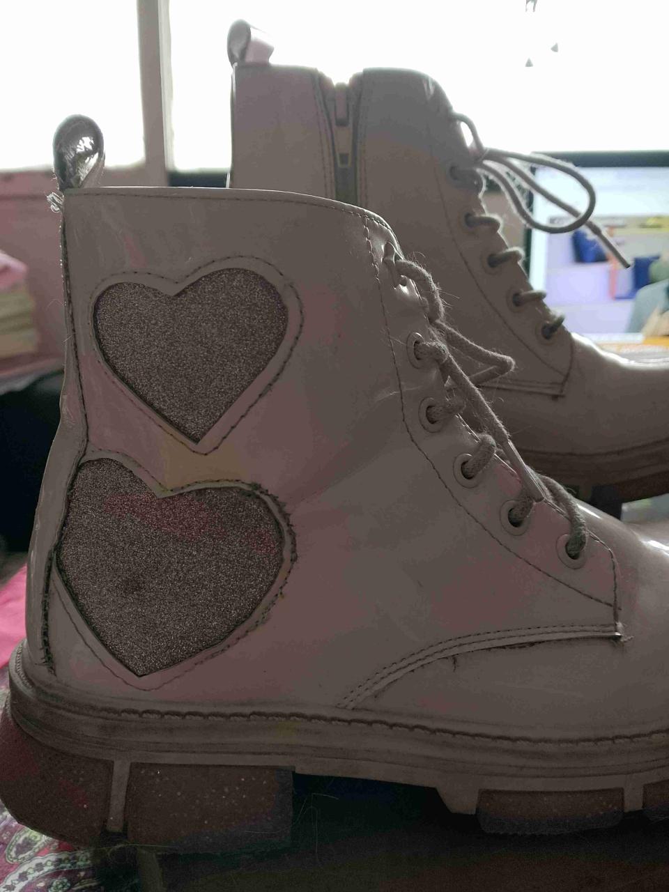 Botines rosados con detalles de corazón - miniatura 3