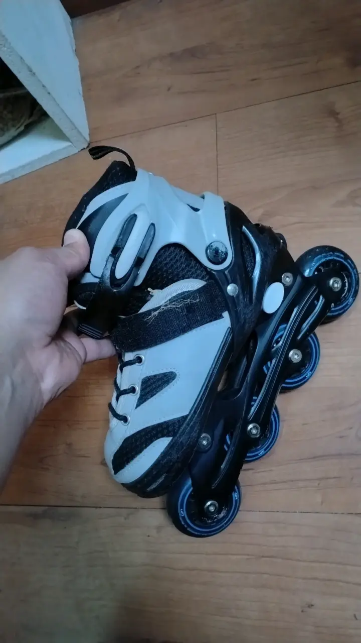 Patines en línea blancos y negros - miniatura 1
