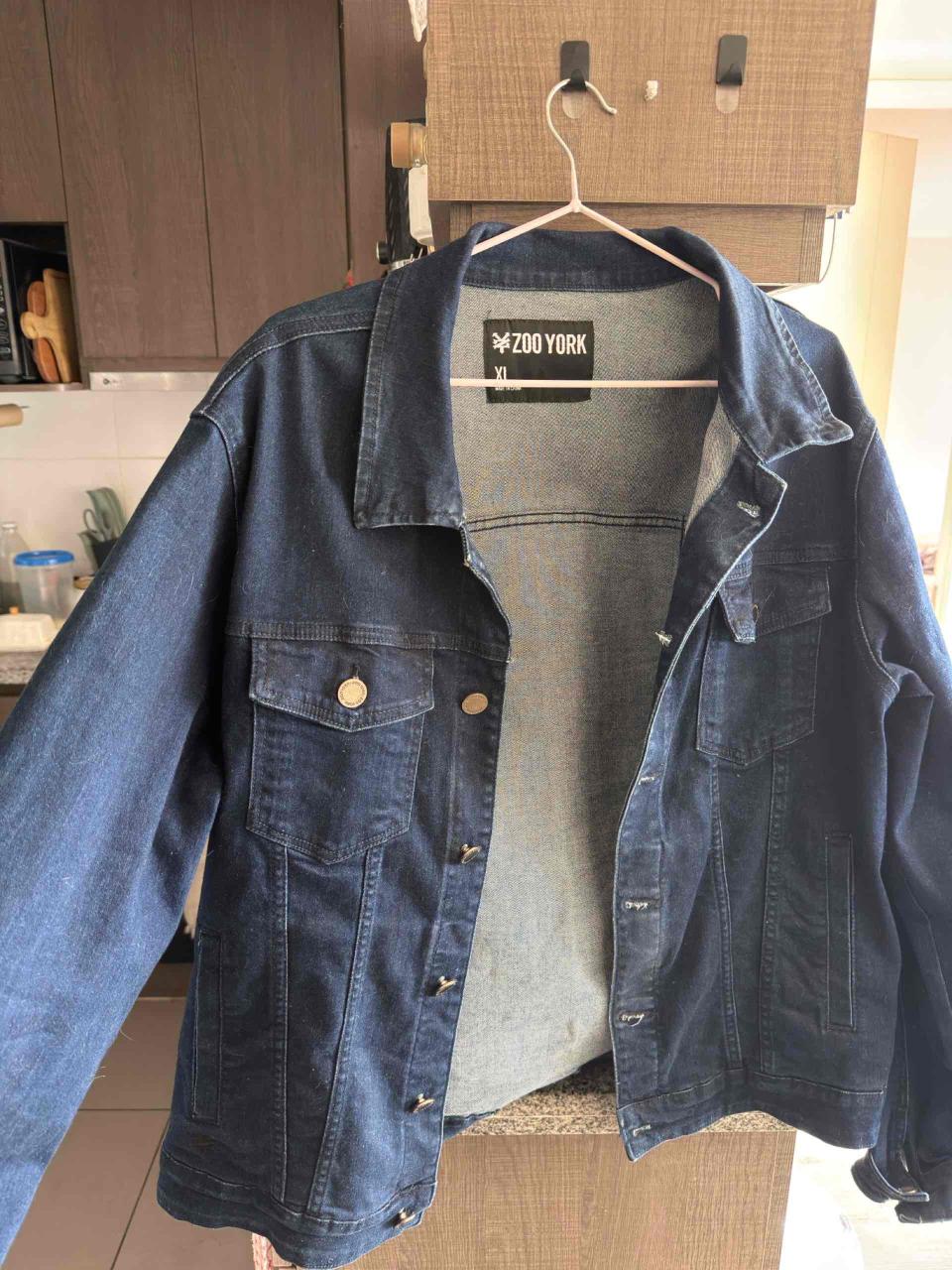 Chaqueta de mezclilla con diseño artístico - miniatura 2