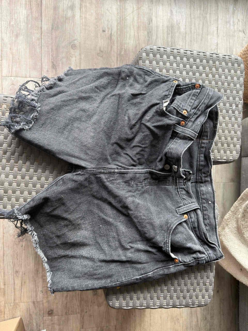 Shorts de mezclilla gris desgastado - miniatura 2