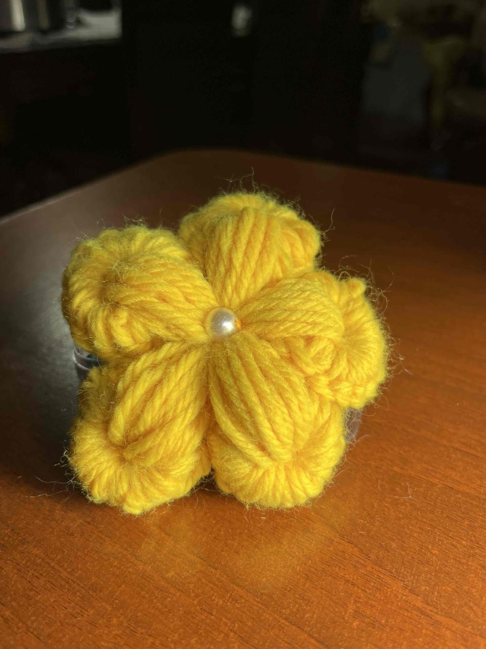 Broche de flor amarilla hecha a mano - miniatura 1