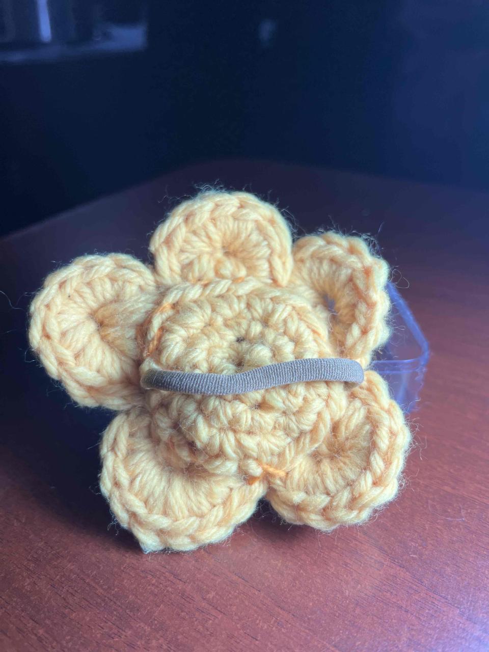 Broche de flor amarilla hecha a mano - miniatura 2