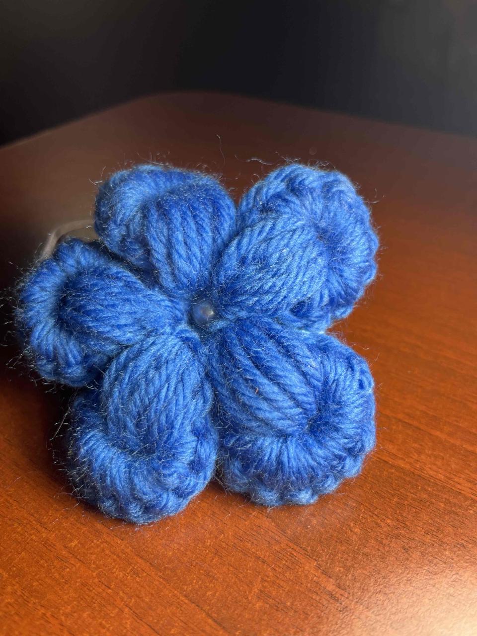 Flor decorativa tejida azul - miniatura 1