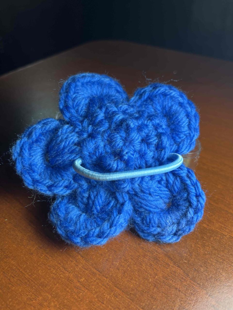 Flor decorativa tejida azul - miniatura 2