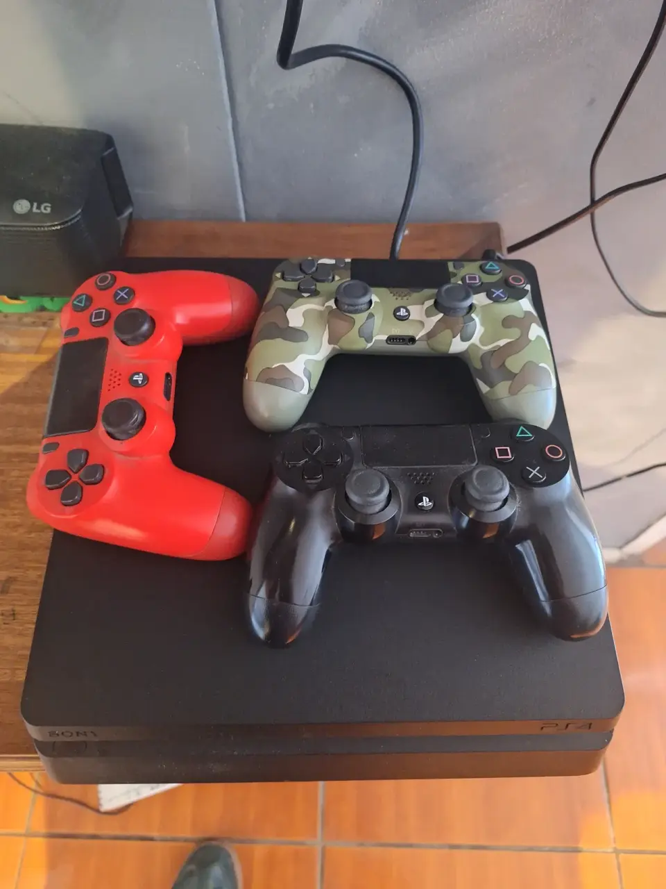 Consola PS4 con 3 controles - miniatura 1