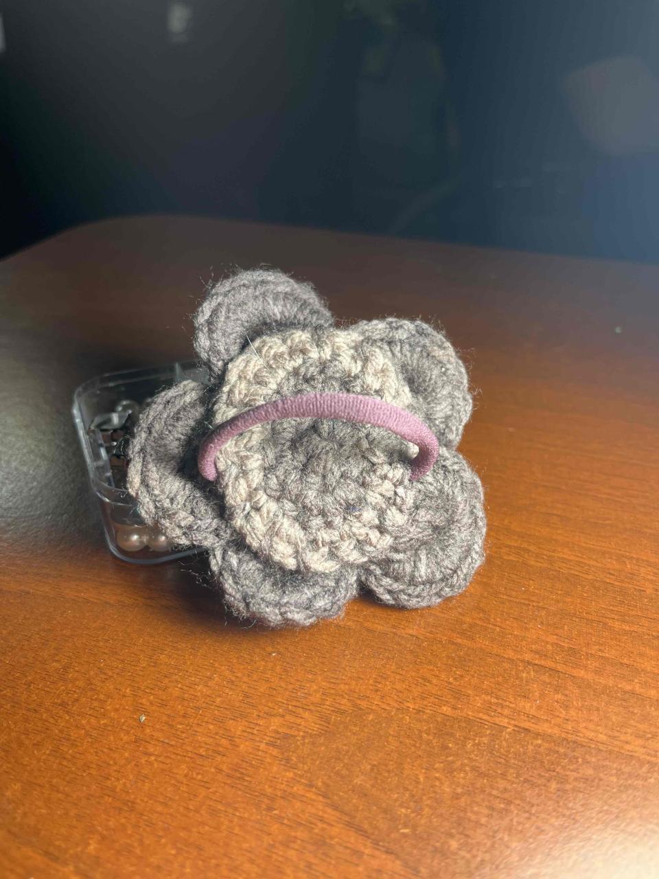 Broche flor de lana gris - miniatura 2