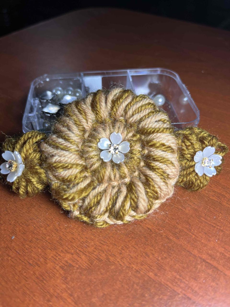 Broche de lana con flores - miniatura 1