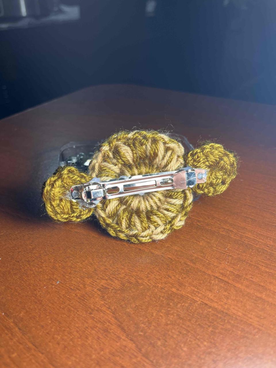 Broche de lana con flores - miniatura 2